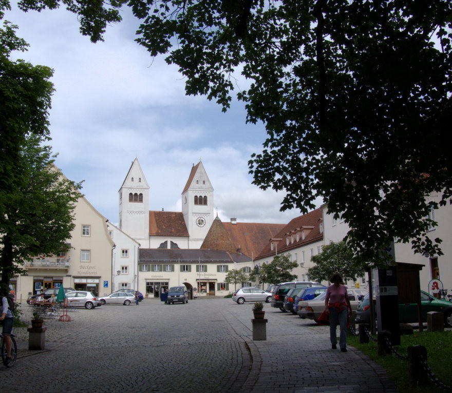 Der Marktplatz mit Welfenmünster